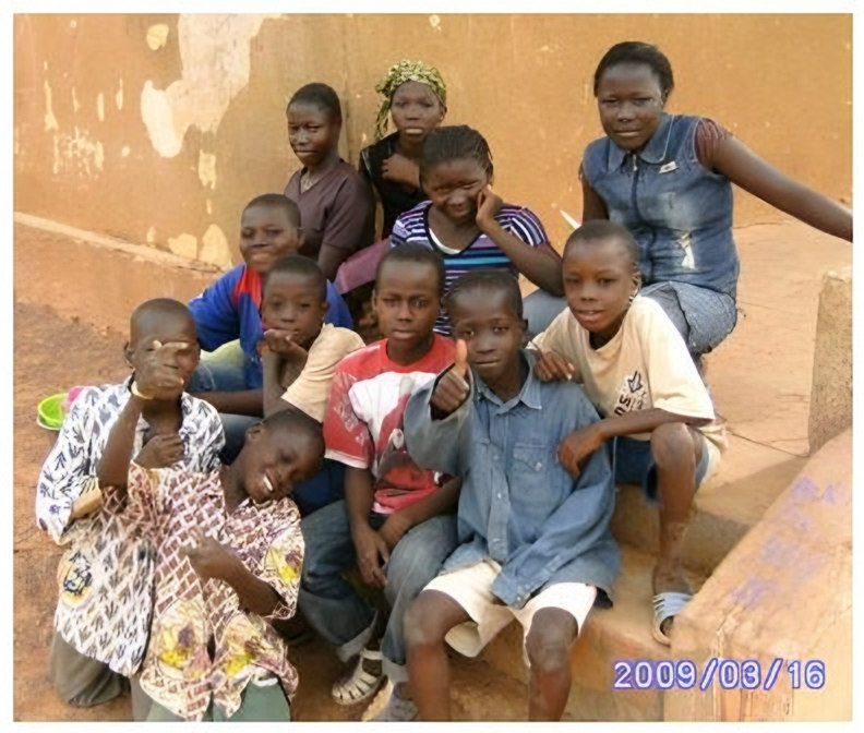 photo d'un groupe d'enfants dans une cour d'école (datée 2009/03/16), légendée « Élèves de CM2 dans la cour de l'école de Paspanga C »