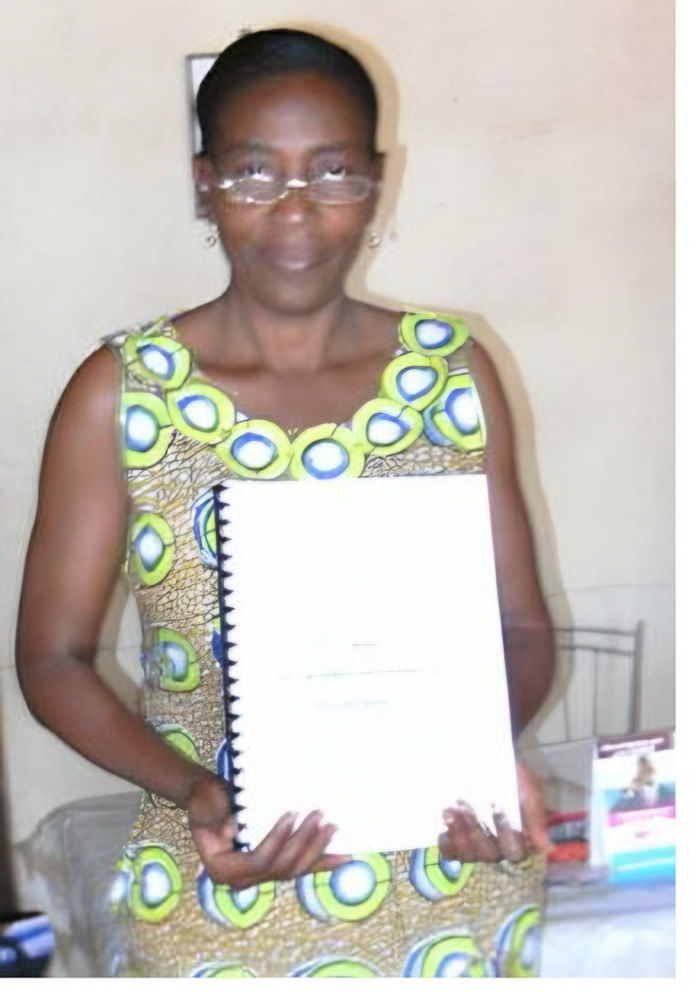 portrait d'une femme (la Directrice de Paspanga C) tenant un dossier, en robe à motifs