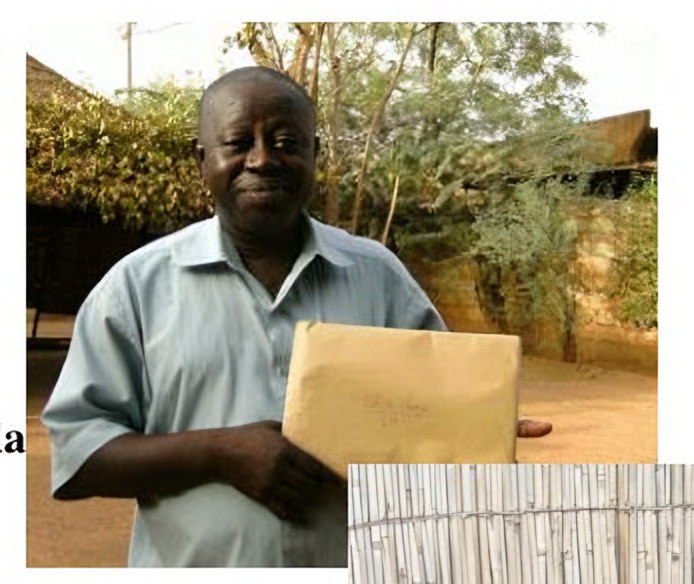 portrait d'un homme (le Directeur de l'école Kinde Oumar) tenant une enveloppe