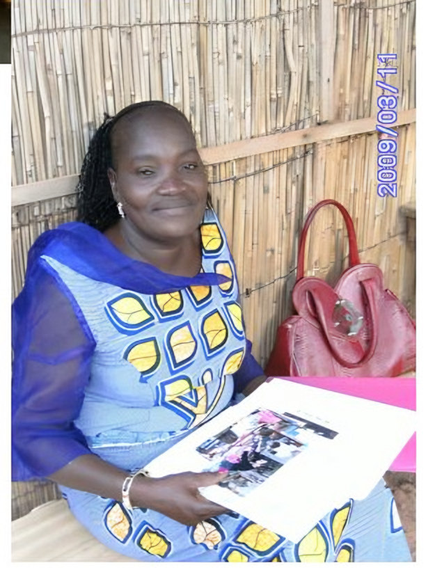 portrait de Séraphine, en robe bleue, tenant un dossier (daté 2009/03/11)