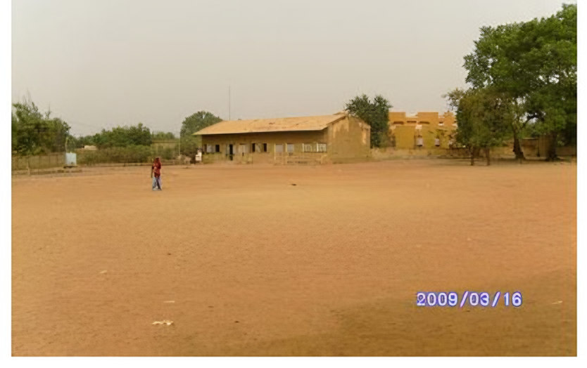 un groupe d'enfants assis (daté 2009/03/16)