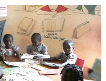 salle de classe / petite section ; enfant écrivant au tableau ; bibliothèque en moyenne section ; tableau des effectifs (Effectif = 90, Filles = 44, Garçons = 46, Présents = 85, Absents = 5) ; enfants avec panier bleu