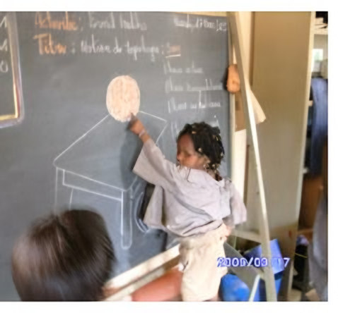 salle de classe / petite section ; enfant écrivant au tableau ; bibliothèque en moyenne section ; tableau des effectifs (Effectif = 90, Filles = 44, Garçons = 46, Présents = 85, Absents = 5) ; enfants avec panier bleu